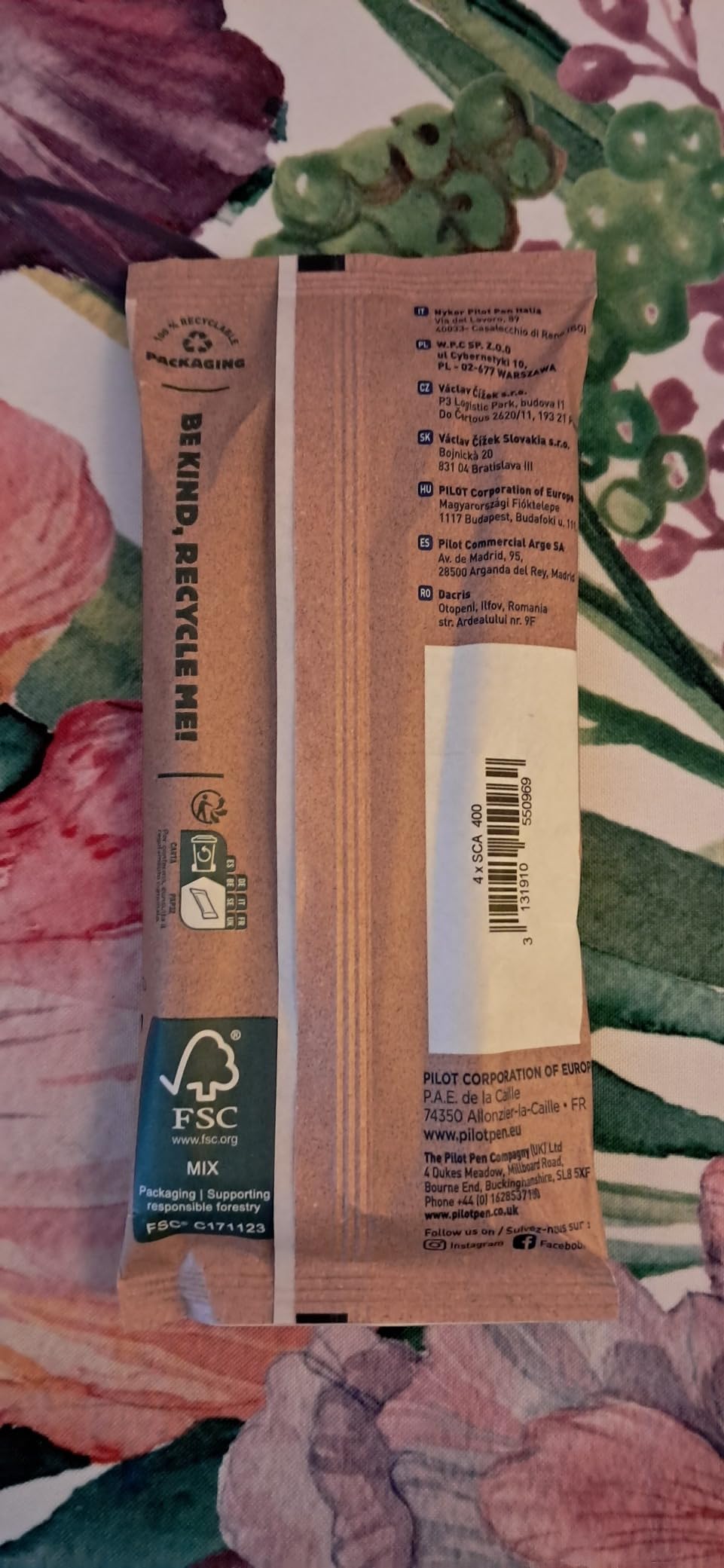 Qualité Pilot comme toujours, encre couvrante et pointe solide qui permet trait large ou précis. Je les utilise pour marquer colis, câbles et boîtes d'archives au bureau, c'est lisible et durable. Séchage quasi instantané sur papier et carton, très pratique. Le lot de quatre permet d'en avoir partout.