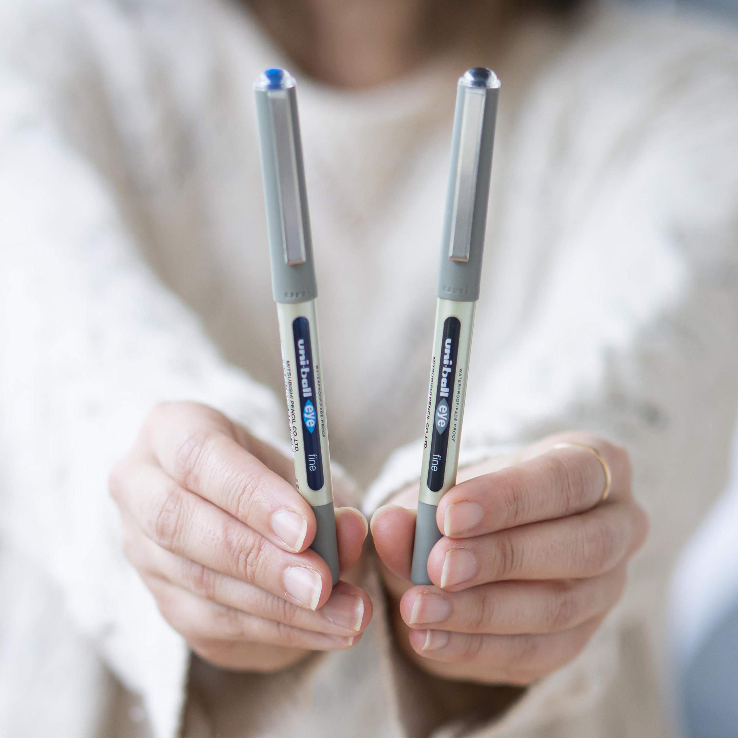 uni-ball-eye-fine-ub-157-stylo-roller-encre-liquide-bleue-lot-de-10-pointe-0-7-m image 3
