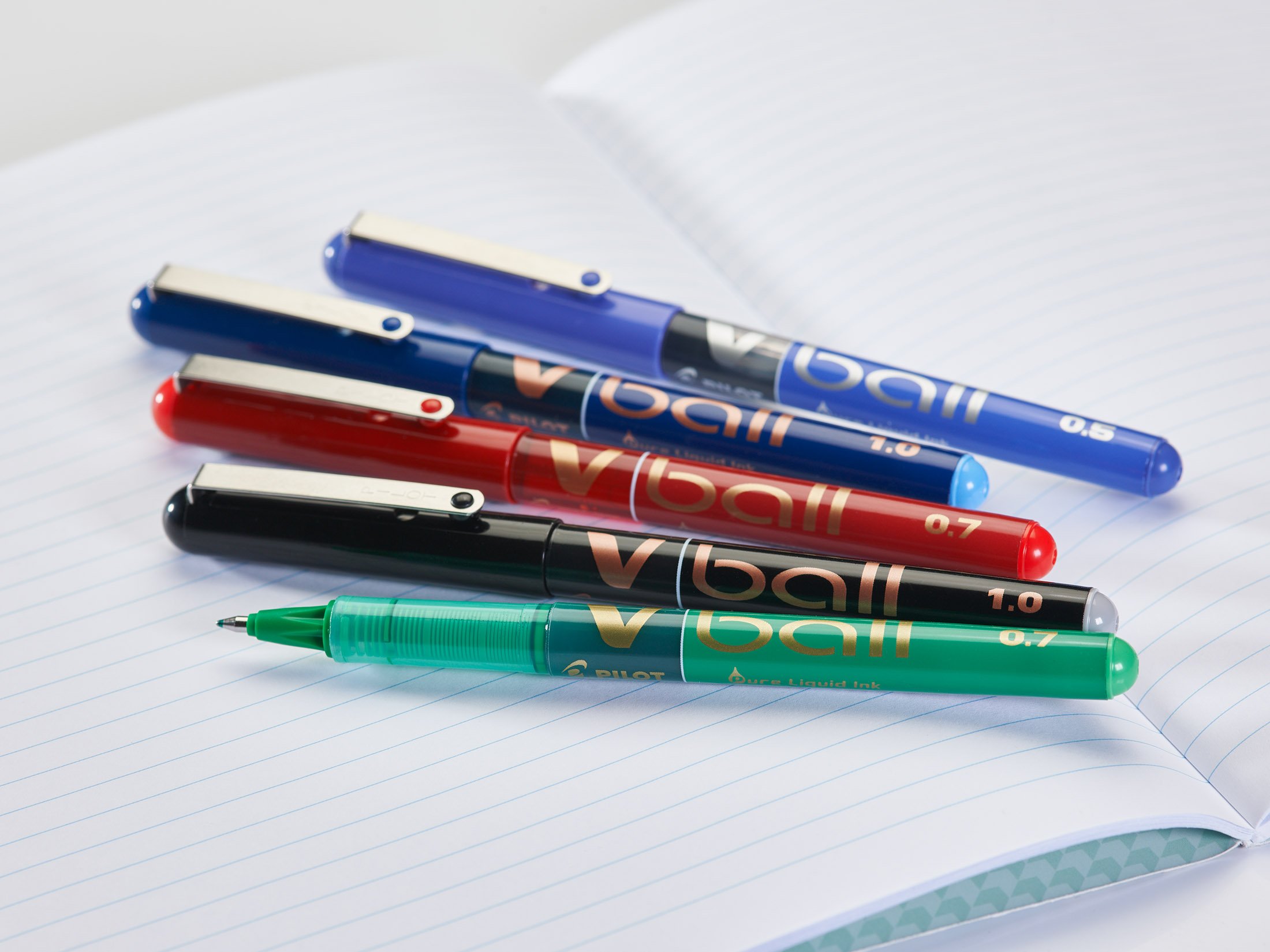 pilot-v-ball-07-stylo-roller-encre-liquide-pointe-moyenne-lot-de-4-noirs image 6